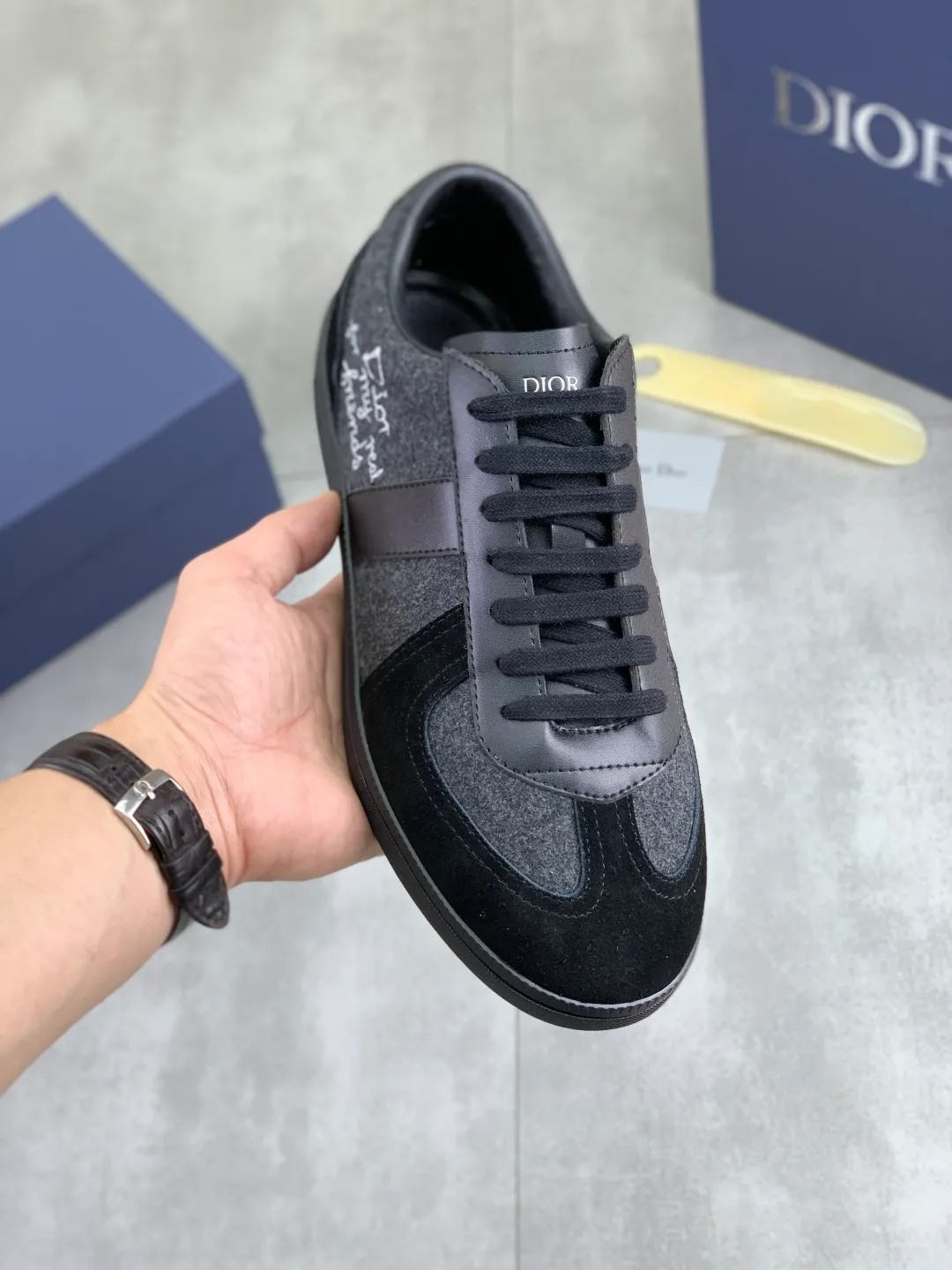 Men's shoes 💰P380 New Dior B01 moral training shoes, white first-layer cowhide, original molded outsole. New to the fall collection, this sneaker marks the return of a Dior classic, reinterpreted in a stylish and elegant silhouette. Crafted from white smooth first-grain cowhide with a tonal silk sheepskin lining, it features the Dior logo on the tongue and inner sides, and a CD icon on the heel. Paired with Tpu anti-slip soles of the same color, it can be matched with various styles to create a sophisticated look.  Code number: 38-44